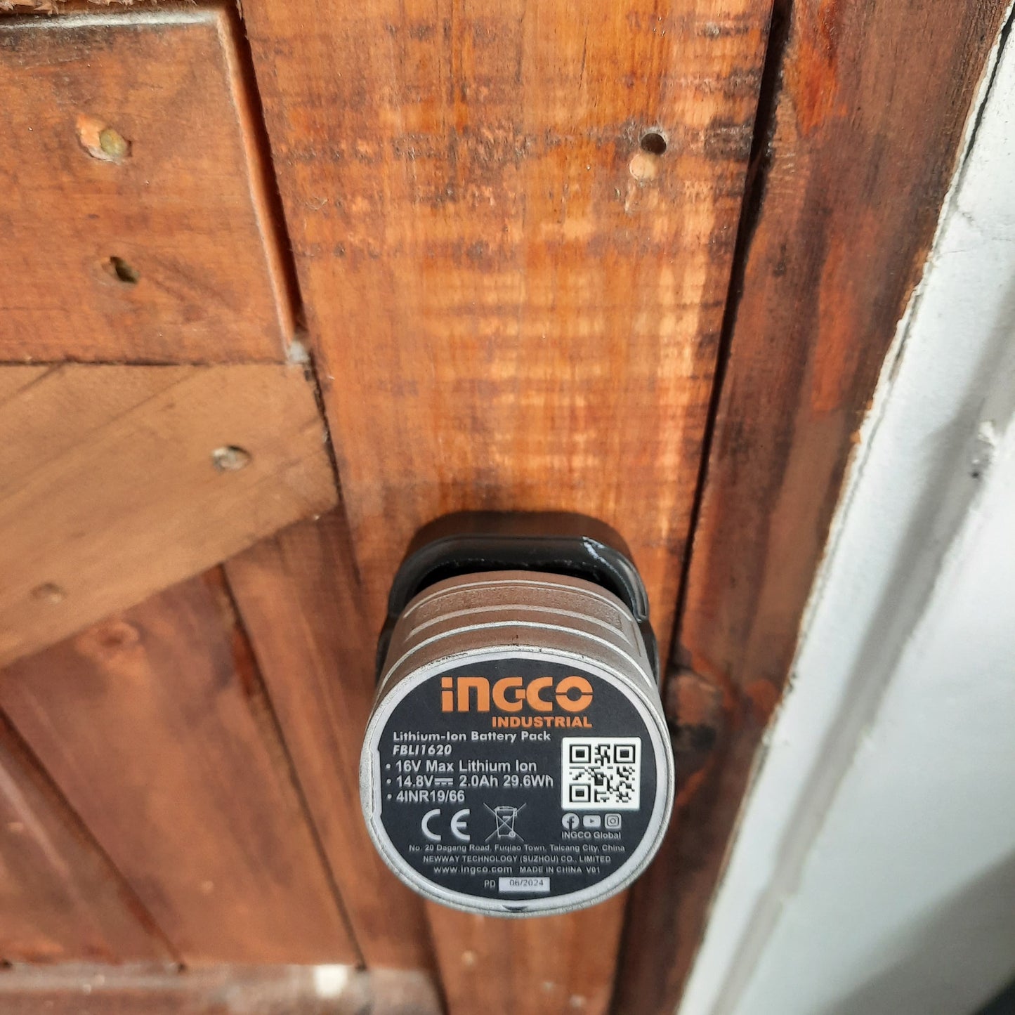 INGCO 16V battery bracket in use angle 3