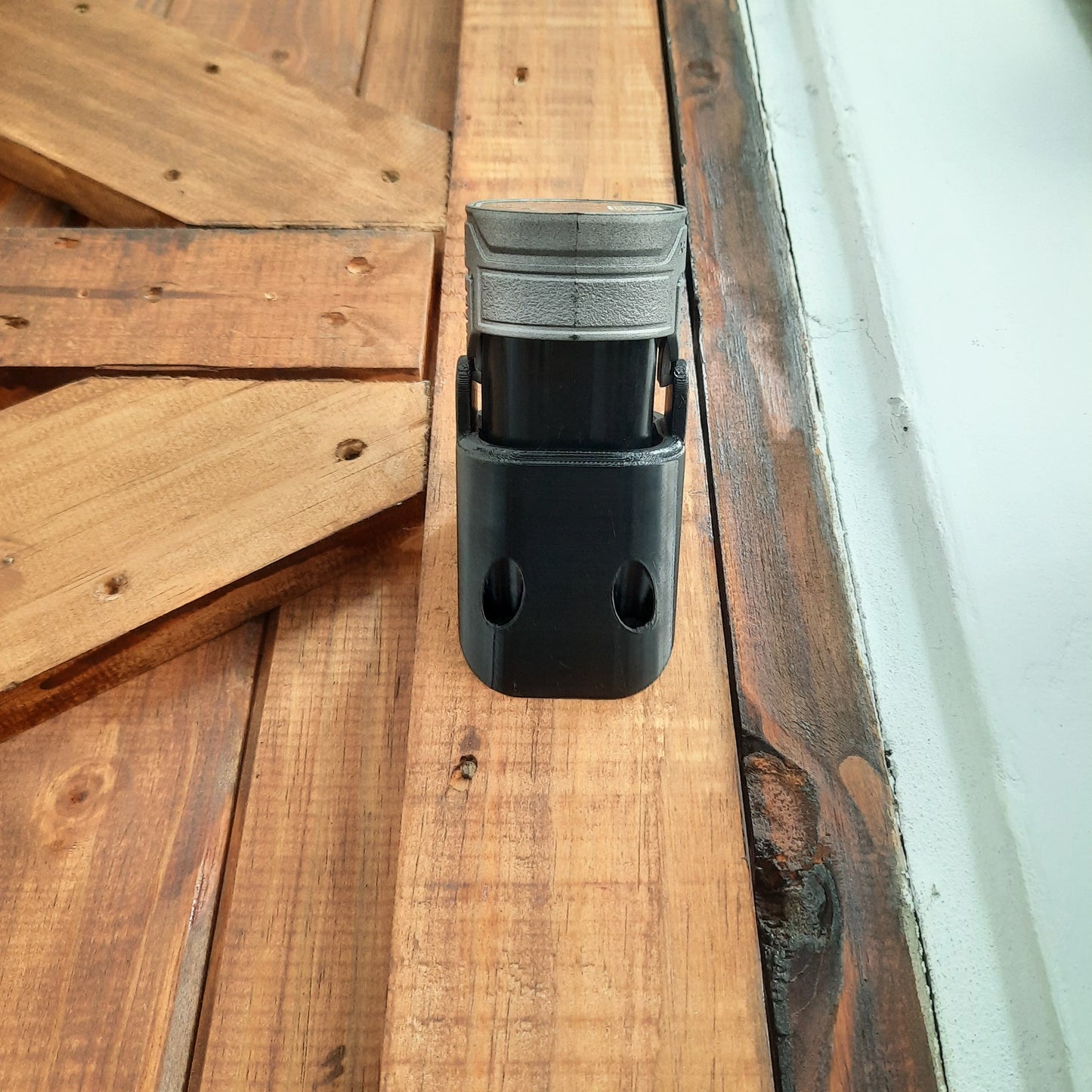 INGCO 16v Battery bracket in use angle 4